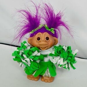 2005 DAM Troll Doll w/ Purple Hair in Cheerleader Outfit - Green Pompoms 5" Exce
